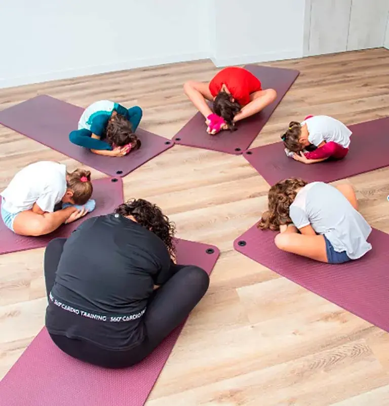 Niños en la sesión de Yogalates